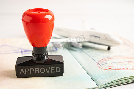 虚线小飞机摄影照片_批准在国内机场出入境的邮票签证和护照文件。