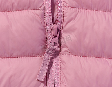 一件带拉链的粉色夹克的碎片