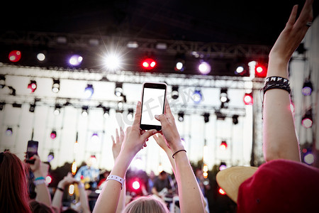 在音乐节目中使用智能手机。
