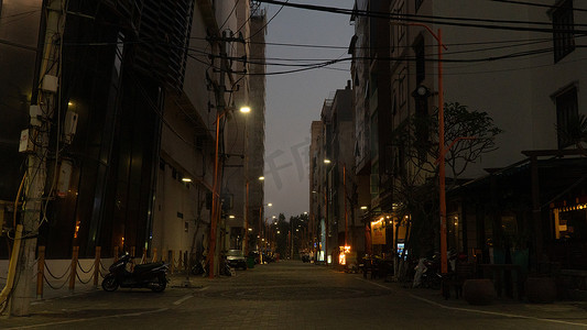 越南岘港摄影照片_晚上亚洲街道上有路灯和缠结的电线
