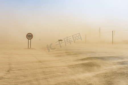 沙尘暴覆盖了从斯瓦科普蒙德到纳米比亚沃尔维斯湾的道路。