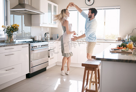 在厨房、房子或家庭住宅中情侣、结合或跳舞，以支持、爱或信任有趣的活动、能量自由或庆祝活动。