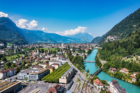 拉瑞摄影照片_鸟瞰瑞士因特拉肯市。