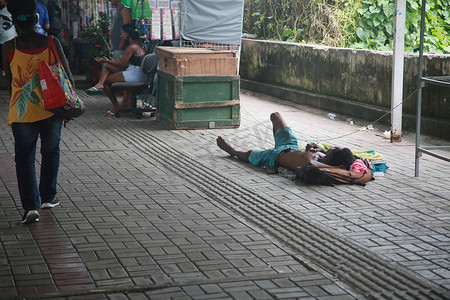 人口问题摄影照片_睡在街边的乞丐