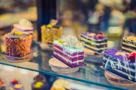糕点店玻璃展示中不同类型的蛋糕