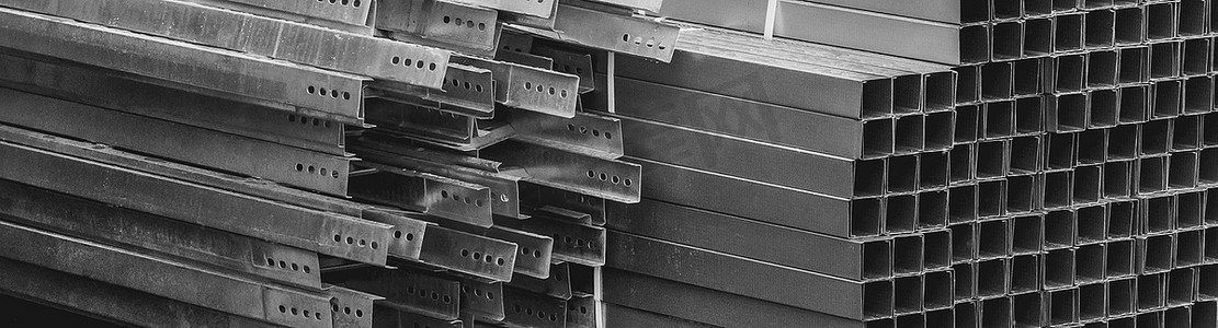 方形摄影照片_一堆金属板和方形工业管道。