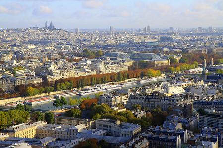 日出时分，巴黎埃菲尔铁塔上方的巴黎建筑和法式屋顶，法国巴黎