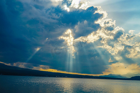 山形县摄影照片_阳光下的山中湖