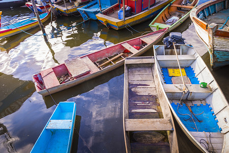 有五颜六色的渔夫木小船的塞古罗港港口，巴伊亚，巴西