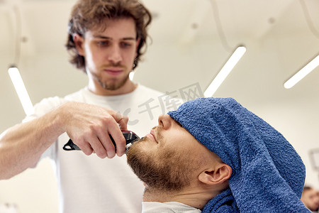 理发师在理发店剃胡子。