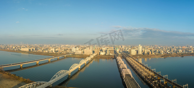 日本大阪 — 2023年1月12日：清晨大阪中部淀河上的一系列桥梁