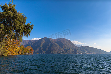 卢加诺湖和瑞士阿尔卑斯山 rom Parco 的美丽全景