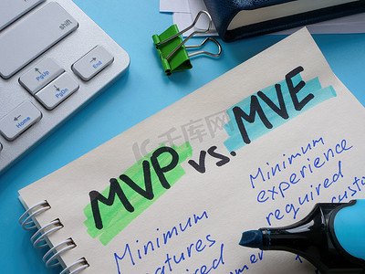 mvp摄影照片_带有手写词 MVP 与 MVE 和列表的记事本。