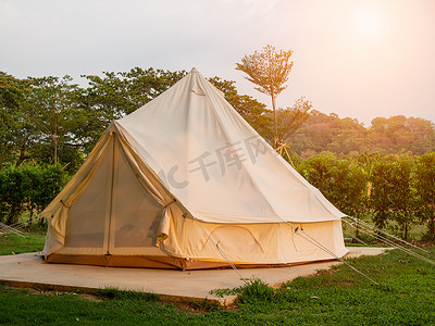 在户外远足森林中野营野餐帐篷营地。