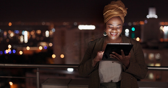 平板电脑、夜晚和阳台，一位商务黑人女性站在办公室户外进行在线研究。