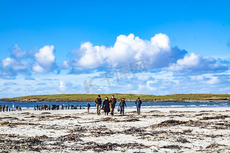 爱尔兰多尼戈尔郡波特诺 — 2023 年 3 月 7 日：《情书》正在海滩上拍摄，由皮尔斯·布鲁斯南、加布里埃尔·伯恩、海伦娜·博纳姆·卡特、菲恩·奥·谢伊、安·斯凯利主演
