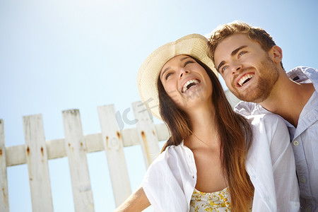 爱、笑和蓝天模型与一对夫妇在户外约会浪漫或蜜月旅行。