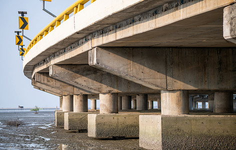 沿海钢筋混凝土桥梁结构。