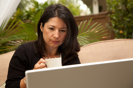 咖啡和笔记本电脑的西班牙裔女人