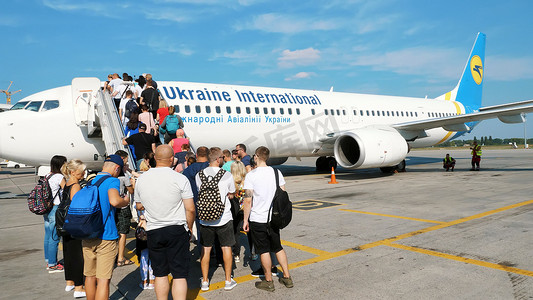 机场运输摄影照片_乌克兰鲍里斯波尔机场-2018 年 10 月 24 日：在户外，乘客正在飞机舷梯上等候。