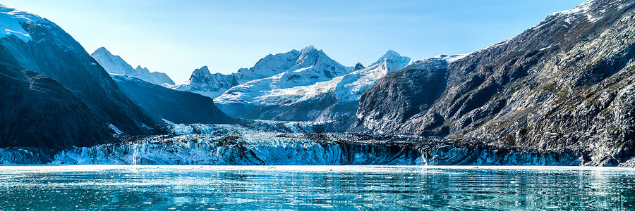 夏季从美国阿拉斯加的约翰霍普金斯冰川巡航的游轮可欣赏到冰川湾的全景。