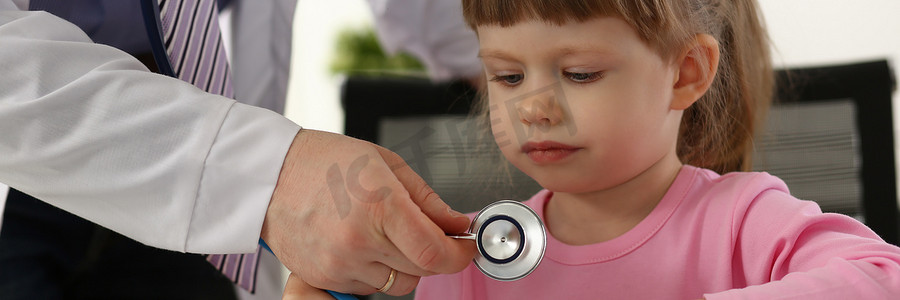 小孩的手摄影照片_儿科医生用听诊器检查小孩的手