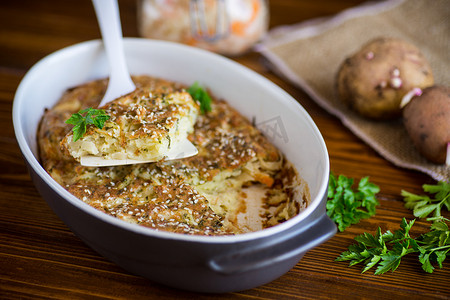 陶制卷心菜和香料土豆砂锅