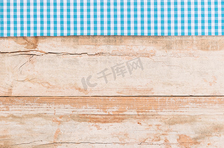 木桌面背景纹理，带有质朴的蓝色桌布
