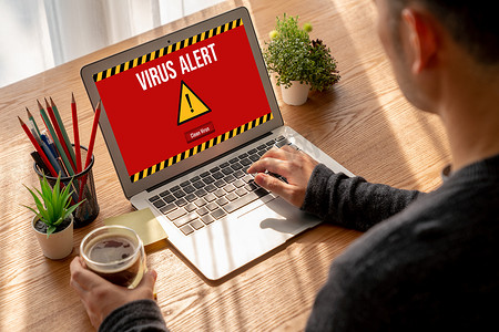 计算机屏幕上的病毒警告警报检测到时髦的网络威胁