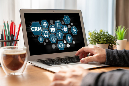 CRM端摄影照片_用于 CRM 业务的现代计算机上的客户关系管理系统