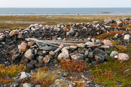 古代山水场景摄影照片_阿尔维亚特以北哈德逊湾沿岸一个名为 Qikiqtarjuq 的因纽特人食物储藏室的遗迹