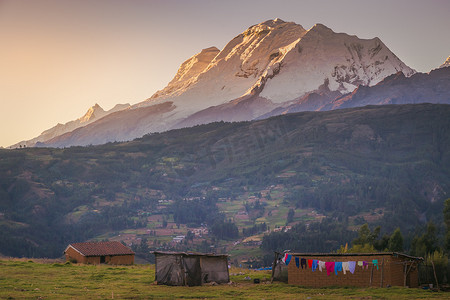 白雪皑皑的安第斯山脉日出时分的村庄和 Huascaran