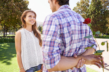 玫瑰、惊喜和情人节与一对夫妇在公园里一起为爱情、浪漫或在夏天约会。