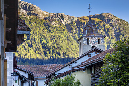 gif雷达摄影照片_瑞士阿尔卑斯山 Engadine 山谷普雷达村的田园风光