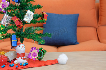 礼物盒和装饰圣诞树。