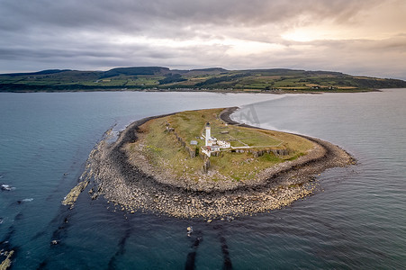 南海诸岛摄影照片_苏格兰阿兰南海岸附近的普拉达岛和一座灯塔