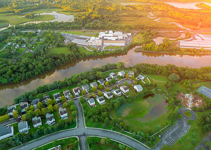 广阔的全景，与高楼的鸟瞰图，美丽日出中的住宅区