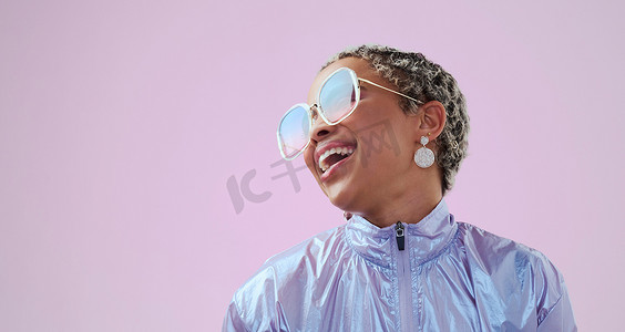 酷酷眼镜摄影照片_快乐的黑人女性，美丽而时尚的太阳镜，复古而酷炫的复古外观。
