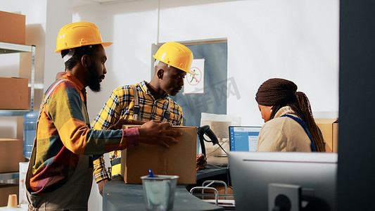 非洲裔美国工人正在查看一箱箱的产品
