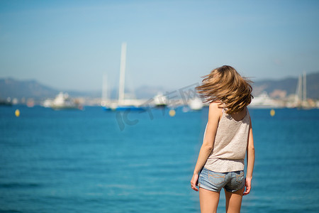 戛纳海滩上美丽的年轻女孩