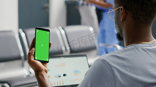 在智能手机上使用绿屏模板的男性患者