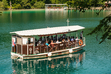 深海蓝宝石湖上带乘客的游览船