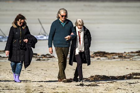 天安门会客厅摄影照片_爱尔兰多尼戈尔郡波特诺 — 2023 年 3 月 7 日：《情书》正在海滩上拍摄，由皮尔斯·布鲁斯南、加布里埃尔·伯恩、海伦娜·博纳姆·卡特、菲恩·奥·谢伊、安·斯凯利主演
