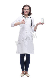 消毒液手摄影照片_手拿消毒液的女医生。