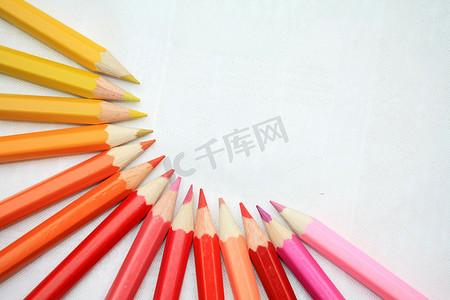 彩色铅笔创意艺术摄影照片_黄色、红色和粉色彩色铅笔
