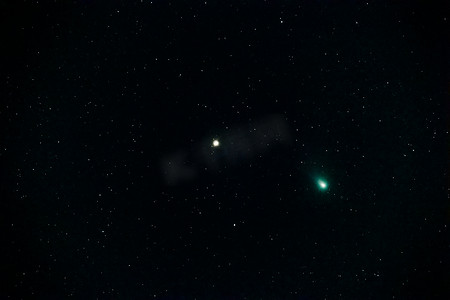 御座摄影照片_绿色彗星 Comet C 2022 E3 ZTF 于 2023 年 2 月 8 日在德国黑森州的御夫座