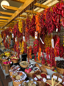 市场移动照片上五颜六色的红色和橙色辣椒