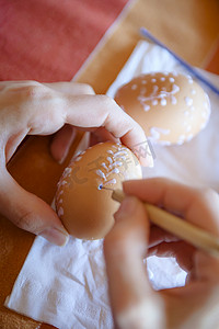 以传统方式装饰复活节彩蛋，可见的手