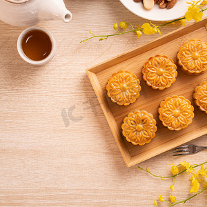 月饼秋天摄影照片_月饼、月饼的中秋节假期概念设计