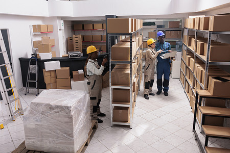 送货服务仓库经理在发货前准备客户订单